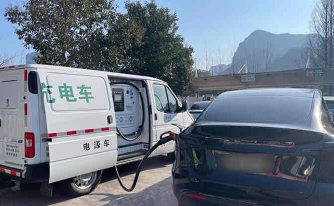 无极汽车搭电
